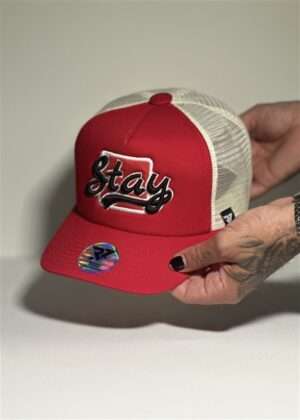 GORRA ROJA Y BLANCA CON LETRAS NEGRAS DREAMING