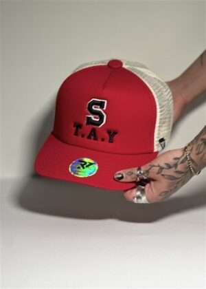 GORRA BLANCA Y ROJA CON LETRAS NEGRAS DREAMING