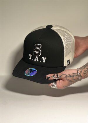 GORRA NEGRA Y BLANCA DREAMING